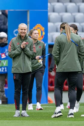 Pernille Harder FC Bayern Muenchen Women, 21 at pitch inspection GER, FC Bayern Muenchen vs Manchester United W F C , Football, UEFA Womans Champions League, quarter-final second leg, 2025 2026 season, 01 04 2026 GER, FC Bayern Muenchen vs Manchester United W F C , Football, UEFA Womans Champions League, quarter-final second leg, 2025 2026 season, 01 04 2026 Muenchen Copyright: xEibner-Pressefoto HeikexFeinerx EP_HFR