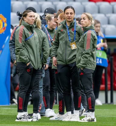 Vanessa Gilles FC Bayern Muenchen Women, 02 , Maria Luisa Grohs Goalkeeper, FC Bayern Muenchen Women, 01 and Giulia Gwinn FC Bayern Muenchen Women, 07 during the pitch inspection GER, FC Bayern Muenchen vs Manchester United W F C , Football, UEFA Womans Champions League, quarter-final second leg, 2025 2026 season, 01 04 2026 GER, FC Bayern Muenchen vs Manchester United W F C , Football, UEFA Womans Champions League, quarter-final second leg, 2025 2026 season, 01 04 2026 Muenchen Copyright: xEibner-Pressefoto HeikexFeinerx EP_HFR