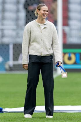 The injured Klara Buehl FC Bayern Muenchen Women, 17 in civilian clothes during the pitch inspection GER, FC Bayern Muenchen vs Manchester United W F C , Football, UEFA Womans Champions League, Quarter-final second leg, 2025 2026 season, 01 04 2026 GER, FC Bayern Muenchen vs Manchester United W F C , Football, UEFA Womans Champions League, Quarter-final second leg, 2025 2026 season, 01 04 2026 Muenchen Copyright: xEibner-Pressefoto HeikexFeinerx EP_HFR