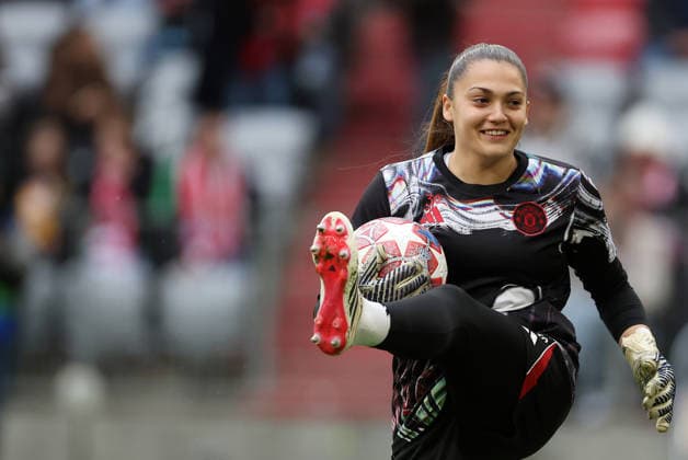 Safia Middleton-Patel , FC Bayern München Manchester United, ManU Frauen , Viertelfinale , Women Champions League , Fußball , in den Allianz Arena Stadion , in München , Bayern , Deutschland. April 01 , 2026 . Photo by: Davide Elias IPA Photo Pressefoto DENL Copyright: xDavidexEliasx