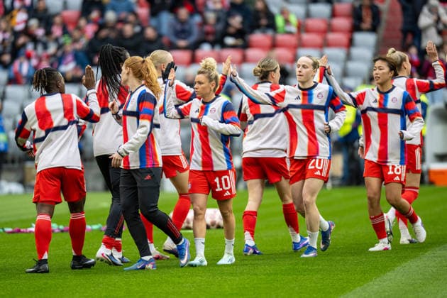 Linda Dallmann 10 FC Bayern Muenchen , Franziska Kett 20 FC Bayern Muenchen , Momoko Tanikawa 18 FC Bayern Muenchen clap off, FC Bayern Women Manchester United, Football, Champions League quarter-final second leg, 01 04 2026 DFB regulations prohibit any use of photographs as image sequences and or quasi video Muenchen Bayern Germany Copyright: xkolbert-press UlrichxGamelx