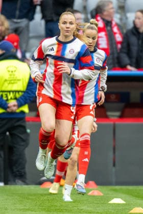 Glodis Perla Viggosdottir 4 FC Bayern Muenchen during warmup, FC Bayern Frauen Manchester United, Fußball, Champions League Viertelfinale Rueckspiel, 01 04 2026 DFB regulations prohibit any use of photographs as image sequences and or quasi video Muenchen Bayern Deutschland Copyright: xkolbert-press UlrichxGamelx