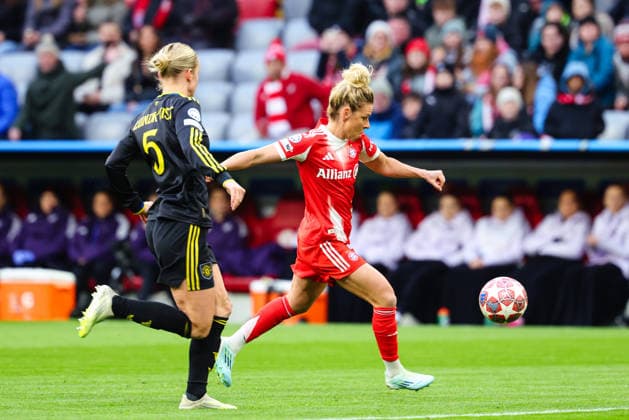 Linda Dallmann 10, FC Bayern München and Hanna Lundkvist 5, Manchester United during the match between FC Bayern München v Manchester United, Soccer, Women, UEFA Womens Champions League, 2025 2026, Matchday 8 Quarter Final on 01 04 2026 in Munich, Allianz Arena Bayern Germany