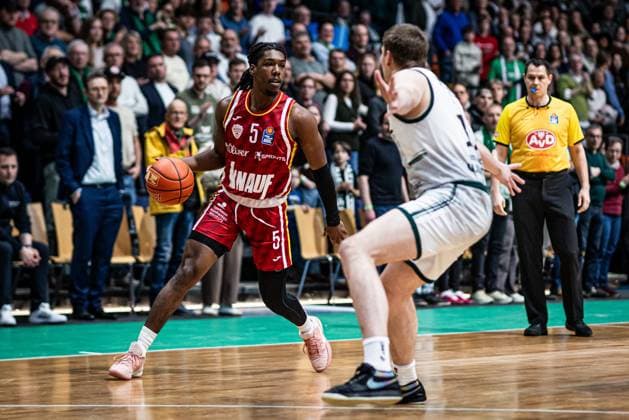 Marcus Carr Fitness First Wuerzburg Baskets in duel with Marten Linssen Gladiators Trier Vet Concept Gladiators Trier vs Fitness First Wuerzburg Baskets, Basketball, easyCredit BBL, Matchday 27, Season 2025 2026, 01 04 2026 Vet Concept Gladiators Trier vs Fitness First Wuerzburg Baskets, Basketball, easyCredit BBL, Matchday 27, Season 2025 2026, 01 04 2026 Copyright: xEibner-Pressefoto AlexanderxNeisx EP_ANS