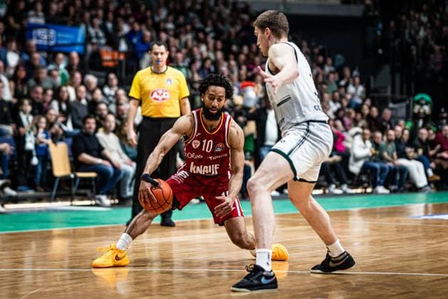 Davion Mintz Fitness First Wuerzburg Baskets in a duel with Marten Linssen Gladiators Trier , Vet Concept Gladiators Trier vs Fitness First Wuerzburg Baskets, Basketball, easyCredit BBL, Matchday 27, Season 2025 2026, 01 04 2026 Vet Concept Gladiators Trier vs Fitness First Wuerzburg Baskets, Basketball, easyCredit BBL, Matchday 27, Season 2025 2026, 01 04 2026 Copyright: xEibner-Pressefoto AlexanderxNeisx EP_ANS
