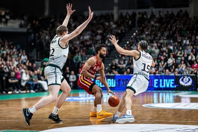Davion Mintz Fitness First Wuerzburg Baskets in a duel with Marten Linssen Gladiators Trier and Jordan Roland Gladiators Trier , Vet Concept Gladiators Trier vs Fitness First Wuerzburg Baskets, Basketball, easyCredit BBL, Matchday 27, Season 2025 2026, 01 04 2026 Vet Concept Gladiators Trier vs Fitness First Wuerzburg Baskets, Basketball, easyCredit BBL, Matchday 27, Season 2025 2026, 01 04 2026 Copyright: xEibner-Pressefoto AlexanderxNeisx EP_ANS