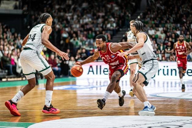 Jonathan Stove Fitness First Wuerzburg Baskets in a duel with George King Gladiators Trier and Jordan Roland Gladiators Trier , Vet Concept Gladiators Trier vs Fitness First Wuerzburg Baskets, Basketball, easyCredit BBL, Matchday 27, Season 2025 2026, 01 04 2026 Vet Concept Gladiators Trier vs Fitness First Wuerzburg Baskets, Basketball, easyCredit BBL, Matchday 27, Season 2025 2026, 01 04 2026 Copyright: xEibner-Pressefoto AlexanderxNeisx EP_ANS