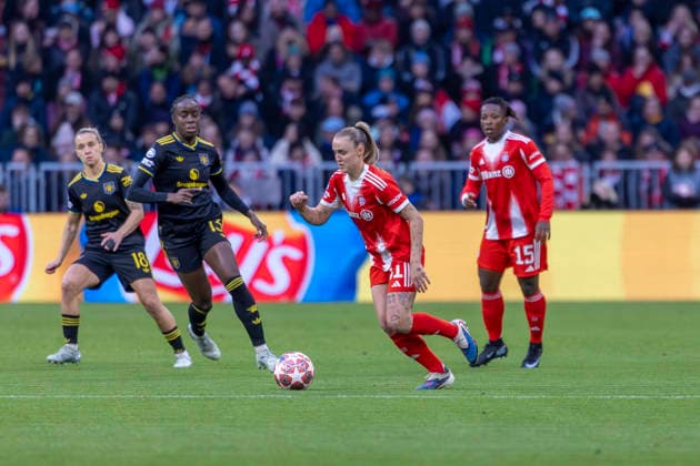 Munich, Germany 01 April 2026 UEFA Womens Champions League 2025 2026 quarter-final FC Bayern Munich vs Manchester United In the picture from left in the duel Fridolina Rolfö Rolfoe Man Utd and Georgia Stanway FCB Allianz Arena Bayern Copyright: xFotostandx xSchäferx