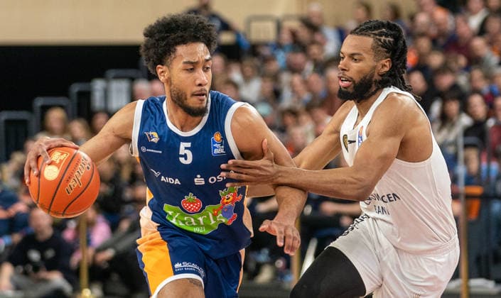 1 4 2026, Basketball, Men, easy credit BBL, easy credit Bundesliga, BBL, Bundesliga, 27 Matchday, Rostock Seawolves Basketball Löwen Braunschweig DÂ Shawn Schwartz Rostock Seawolves, li against Chip Flanigan Basketball Löwen Braunschweig, re Rostock Stadthalle Mecklenburg Vorpommern Germany