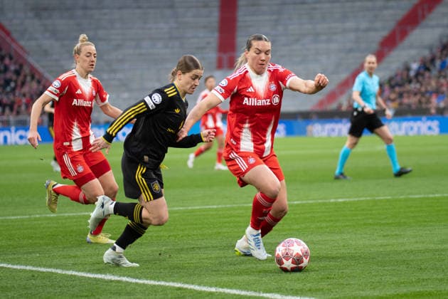 Carolin Simon 30 FC Bayern , Grace Park 8 Manchester and Vanessa Gilles 2 Bayern in action at the UEFA Womens Champions League match FC Bayern Munich Manchester United on 01 04 2026 Munich Allianz Arena Bayern Germany