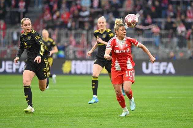 Linda DALLMANN FCB on the ball, action, left Hanna LUNDKVIST ManU , Womens Champions League quarter-final FC Bayern Munich Manchester United on 01 04 2026 A L L I A N Z A R E N A
