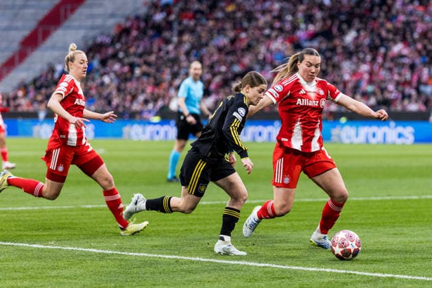 MUNICH, GERMANY - APRIL 1: Jess Park Manchester United, ManU 8) controls the ball against Vanessa Gilles (FC Bayern Muenchen, 2) during the UEFA Women™s Champions League Quarter final match between FC Bayern Muenchen vs. Manchester United at Allianz Arena on the 2nd leg of the UEFA Women™s Champions League Quarter finals on April 1, 2026 in Munich, Germany. Bavaria Germany Copyright: xSteffiexWunderlx