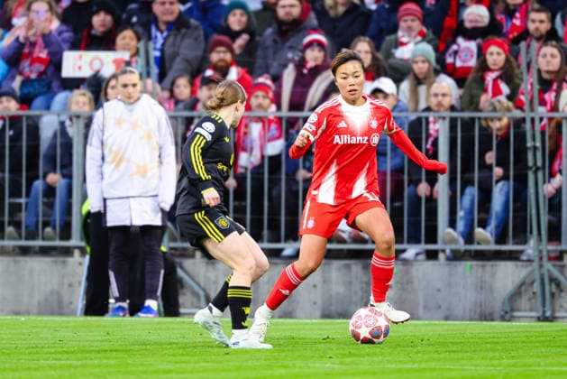 Momoko Tanikawa 18, FC Bayern Munich and Jess Park 8, Manchester United during the match between FC Bayern Munich v Manchester United, Soccer, Women, UEFA Womens Champions League, 2025 2026, Matchday 8 Quarter Final on 01 04 2026 in Munich, Allianz Arena Bayern Germany