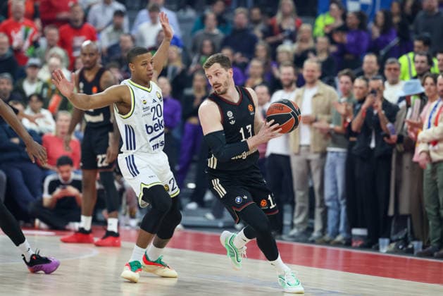 Andreas Obst (FC Bayern Basketball, 13) mit Devon Hall (Fenerbahce Beko Istanbul, 20), GER, FC Bayern Basketball vs. Fenerbahce Beko Istanbul, Basketball, Euroleague, 35. Spieltag, Saison 2025 2026, 01.04.2026, GER, FC Bayern Basketball vs. Fenerbahce Beko Istanbul, Basketball, Euroleague, 35. Spieltag, Saison 2025 2026, 01.04.2026 Muenchen *** Andreas Obst FC Bayern Basketball, 13 with Devon Hall Fenerbahce Beko Istanbul, 20 , GER, FC Bayern Basketball vs Fenerbahce Beko Istanbul, Basketball, Euroleague, 35 Matchday, Season 2025 2026, 01 04 2026, GER, FC Bayern Basketball vs Fenerbahce Beko Istanbul, Basketball, Euroleague, 35 Matchday, Season 2025 2026, 01 04 2026 Munich Copyright: xEibner-Pressefoto JennixMaulx EP_JML