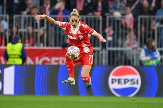 Giulia GWINN FCB , action,single action,single picture,full body shot,whole figure Soccer Champions League women quarterfinal FC Bayern Muenchen Manchester United on 01 04 2026 A L L I A N Z A R E N A
