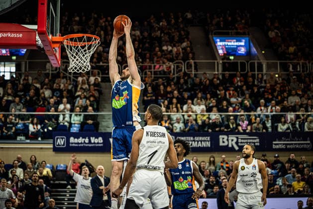 Rostock, Germany 01 April 2026 1 BBL 2025 2026 Rostock Seawolves vs Basketball Löwen Braunschweig In the picture Owen Klassen Rostock Seawolves makes a dunk, dunkt Copyright: xFotostandx xVoelkerx
