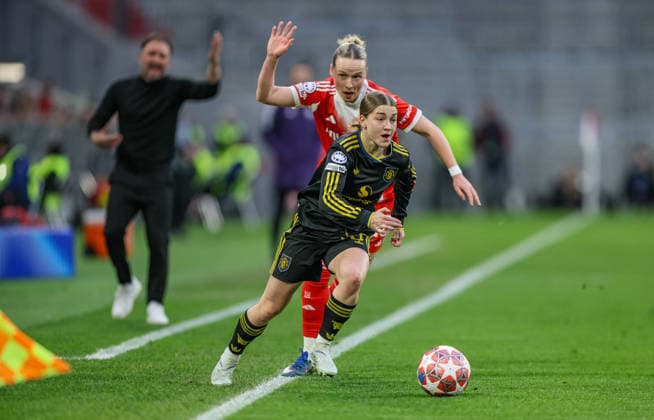 GER, Munich, Bayern Munich vs Manchester United, WomenÂs Champions League, Football, UEFA, Season 2025 2026, Allianz Arena, Quarter-final, Second leg in picture f l Jess Park Manchester United Women 8 , Franziska Kett Bayern Munich 20 , Duel DFB DFL REGULATIONS PROHIBIT ANY USE OF PHOTOGRAPHS AS IMAGE SEQUENCES AND OR QUASI VIDEO, 01 04 2026 Copyright: HMBxMedia HendrikxHamelau