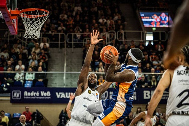 Rostock, Germany 01 April 2026 1 BBL 2025 2026 Rostock Seawolves vs Basketball Löwen Braunschweig Pictured from left Oluwasimisola Shittu LÖWEN Braunschweig and TJ Crockett Jr Rostock Seawolves Copyright: xFotostandx xVoelkerx
