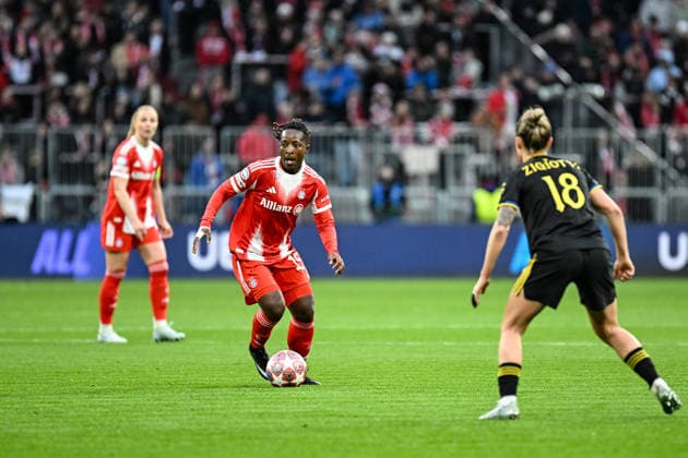 Soccer I Women I Season 2025 2026 I Champions League I Quarter-finals I FC Bayern Munich Manchester United I 01 04 2026 Bernadette Kakounan 15, FC Bayern Munich with ball, Julia Zigiotti Olme 18, Manchester United has an eye on her Munich Allianz Arena Werner Heisenberg Allee 25 Bayern Germany Copyright: xLobeca InesxHähnelx