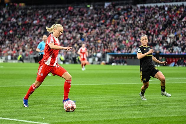 Soccer I Women I 2025 2026 season I Champions League I Quarter-finals I FC Bayern Munich Manchester United I 01 04 2026 Pernille Harder 21, FC Bayern Munich moves into the penalty area with the ball, Julia Zigiotti Olme 18, Manchester United rushes in from the right Munich Allianz Arena Werner Heisenberg Allee 25 Bayern Germany Copyright: xLobeca InesxHähnelx