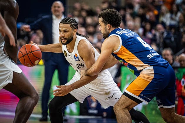 Rostock, Germany 01 April 2026 1 BBL 2025 2026 Rostock Seawolves against Basketball Löwen Braunschweig In the picture from left in the duel Kaza Kajami Keane LÖWEN Braunschweig and Elias Baggette Rostock Seawolves Copyright: xFotostandx xVoelkerx