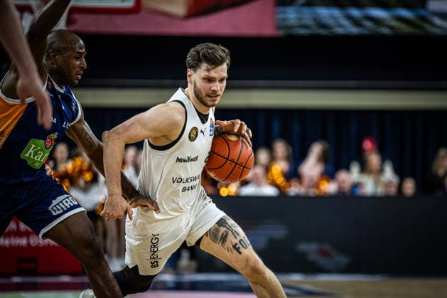 Rostock, Germany 01 April 2026 1 BBL 2025 2026 Rostock Seawolves against Basketball Löwen Braunschweig In the picture from left in the duel DeAndre Lansdowne Rostock Seawolves and Ferdinand Zylka LÖWEN Braunschweig Copyright: xFotostandx xVoelkerx