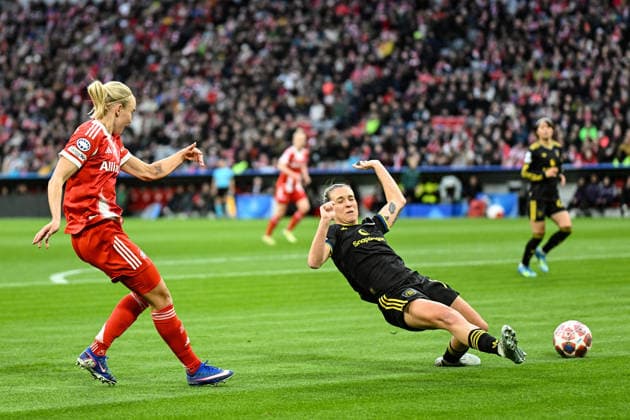 Soccer I Women I Season 2025 2026 I Champions League I Quarter-finals I FC Bayern Munich Manchester United I 01 04 2026 Goal kick Pernille Harder 21, FC Bayern Munich , Julia Zigiotti Olme 18, Manchester United narrowly misses Munich Allianz Arena Werner Heisenberg Allee 25 Bayern Germany Copyright: xLobeca InesxHähnelx