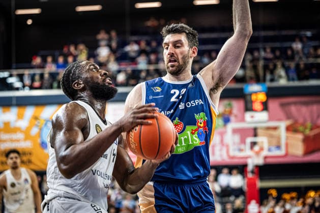 Rostock, Germany 01 April 2026 1 BBL 2025 2026 Rostock Seawolves against Basketball Löwen Braunschweig In the picture from left in the duel Oluwasimisola Shittu LÖWEN Braunschweig and Owen Klassen Rostock Seawolves Copyright: xFotostandx xVoelkerx