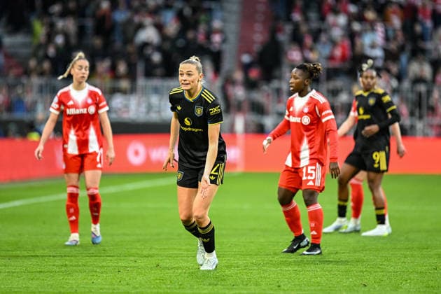Soccer I Women I 2025 2026 season I Champions League I Quarter-finals I FC Bayern Munich Manchester United I 01 04 2026 Fridolina Rolfö 12, Manchester United claims the ball with a gesture Munich Allianz Arena Werner Heisenberg Allee 25 Bayern Germany Copyright: xLobeca InesxHähnelx