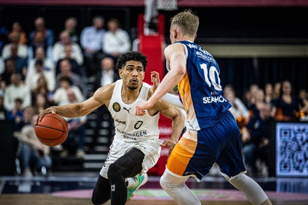Rostock, Germany 01 April 2026 1 BBL 2025 2026 Rostock Seawolves against Basketball Löwen Braunschweig In the picture from left in the duel Adrian Worthy LÖWEN Braunschweig and Lukasz Kolenda Rostock Seawolves Copyright: xFotostandx xVoelkerx