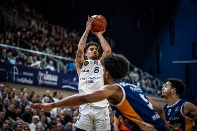 Rostock, Germany 01 April 2026 1 BBL 2025 2026 Rostock Seawolves vs Basketball Löwen Braunschweig In the picture Joshua Obiesie LÖWEN Braunschweig with ball, Copyright: xFotostandx xVoelkerx