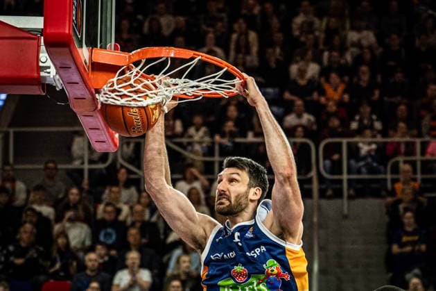 Rostock, Germany 01 April 2026 1 BBL 2025 2026 Rostock Seawolves vs Basketball Löwen Braunschweig In the picture Owen Klassen Rostock Seawolves makes a dunk, dunkt Copyright: xFotostandx xVoelkerx