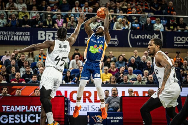 Rostock, Germany 01 April 2026 1 BBL 2025 2026 Rostock Seawolves vs Basketball Löwen Braunschweig Pictured from left Oluwasimisola Shittu LÖWEN Braunschweig and TJ Crockett Jr Rostock Seawolves Copyright: xFotostandx xVoelkerx