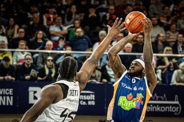 Rostock, Germany 01 April 2026 1 BBL 2025 2026 Rostock Seawolves vs Basketball Löwen Braunschweig Pictured from left Oluwasimisola Shittu LÖWEN Braunschweig and TJ Crockett Jr Rostock Seawolves Copyright: xFotostandx xVoelkerx