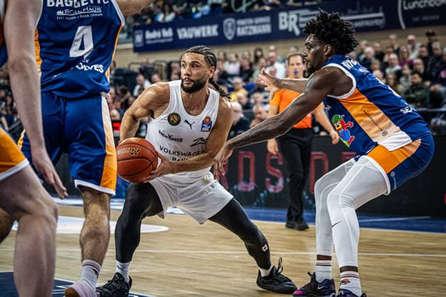 Rostock, Germany 01 April 2026 1 BBL 2025 2026 Rostock Seawolves vs Basketball Löwen Braunschweig In the picture from left in the duel Kaza Kajami Keane LÖWEN Braunschweig and Kassim Nicholson Rostock Seawolves Copyright: xFotostandx xVoelkerx