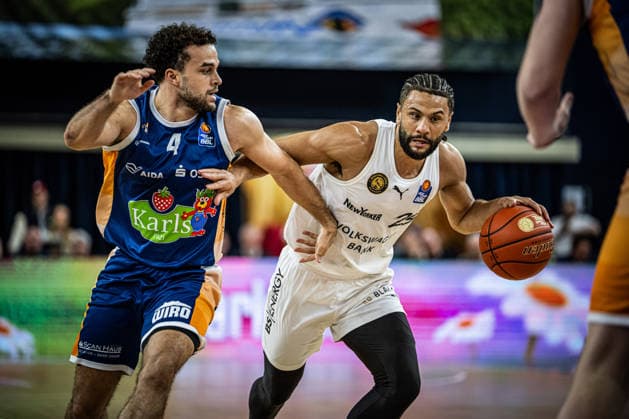 Rostock, Germany 01 April 2026 1 BBL 2025 2026 Rostock Seawolves vs Basketball Löwen Braunschweig Pictured from left in a duel Elias Baggette Rostock Seawolves and Kaza Kajami Keane LÖWEN Braunschweig Copyright: xFotostandx xVoelkerx