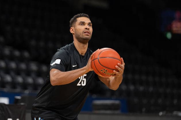 GER, Basketball, easy Credit BBL, EWE Baskets Oldenburg vs Veolia Towers Hamburg 01 04 2026, EWE Arena, Oldenburg, GER, easy Credit BBL, EWE Baskets Oldenburg vs Veolia Towers Hamburg, in the picture before the game warming up with the ball the EX Oldenburg player Kenneth OGBE Veolia Towers Hamburg 25 nordphotoxgmbhx xRojahn nph00310