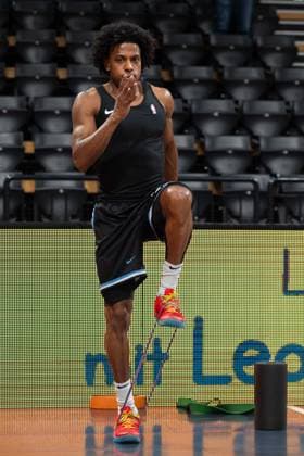 GER, Basketball, easy Credit BBL, EWE Baskets Oldenburg vs Veolia Towers Hamburg 01 04 2026, EWE Arena, Oldenburg, GER, easy Credit BBL, EWE Baskets Oldenburg vs Veolia Towers Hamburg, in the picture before the game warming up with the band Leonard THORPE JR Veolia Towers Hamburg 2 nordphotoxgmbhx xRojahn nph00310