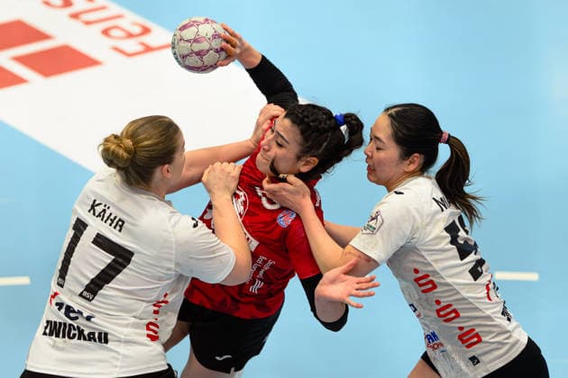 Giulia Guarieiro Thueringer HC, 13 in betraengniss von Kaho Nakayama BSV Sachsen Zwickau, 59 , Charlotte Kaehr BSV Sachsen Zwickau, 17 GER, Thueringer HC vs BSV Sachsen Zwickau, Handball, Alsco Handball Bundesliga Women, 20 Matchday, Season 2025 2026, 01 04 2026 GER, Thueringer HC vs BSV Sachsen Zwickau, Handball, Alsco Handball Bundesliga Women, 20 Matchday, Season 2025 2026, 01 04 2026 Bad Langensalza Copyright: xEibner-Pressefoto MartinxHerbstx EP_MHT