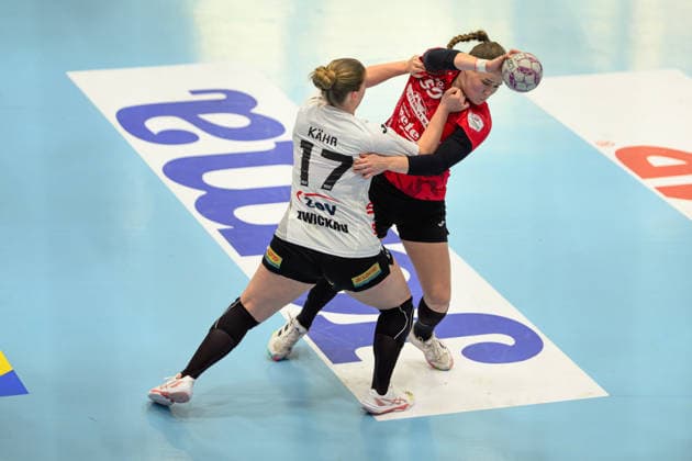 Charlotte Kaehr BSV Sachsen Zwickau, 17 defends Csenge Kuczora Thueringer HC, 59 GER, Thueringer HC vs BSV Sachsen Zwickau, Handball, Alsco Handball Bundesliga Women, Matchday 20, Season 2025 2026, 01 04 2026 GER, Thueringer HC vs BSV Sachsen Zwickau, Handball, Alsco Handball Bundesliga Women, Matchday 20, Season 2025 2026, 01 04 2026 Bad Langensalza Copyright: xEibner-Pressefoto MartinxHerbstx EP_MHT