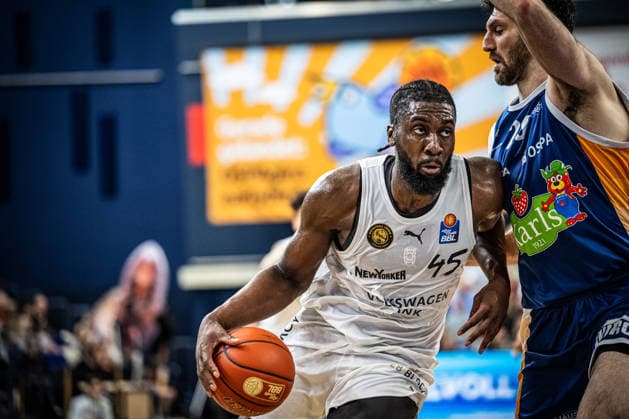 Rostock, Germany 01 April 2026 1 BBL 2025 2026 Rostock Seawolves against Basketball Löwen Braunschweig In the picture from left in the duel Oluwasimisola Shittu LÖWEN Braunschweig and Owen Klassen Rostock Seawolves Copyright: xFotostandx xVoelkerx