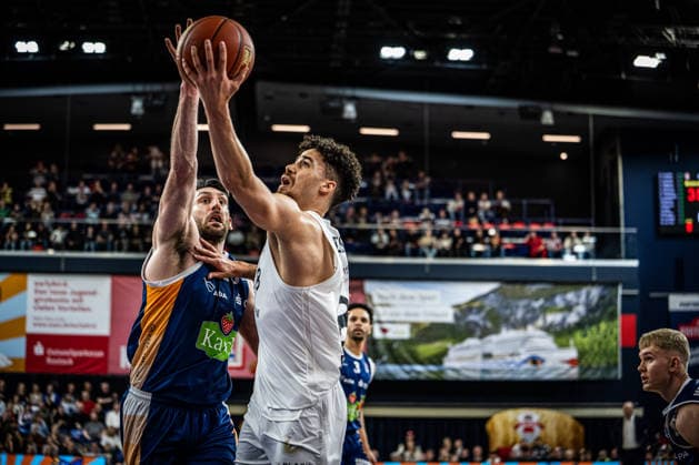 Rostock, Germany 01 April 2026 1 BBL 2025 2026 Rostock Seawolves vs Basketball Löwen Braunschweig In the picture from left in the duel Owen Klassen Rostock Seawolves and Joshua Obiesie LÖWEN Braunschweig Copyright: xFotostandx xVoelkerx