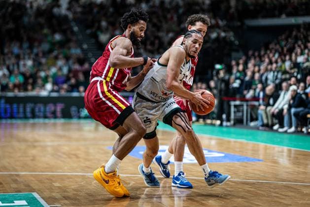 Jordan Roland Gladiators Trier in a duel with Davion Mintz Fitness First Wuerzburg Baskets and Brae Ivey Fitness First Wuerzburg Baskets , Vet Concept Gladiators Trier vs Fitness First Wuerzburg Baskets, Basketball, easyCredit BBL, Matchday 27, Season 2025 2026, 01 04 2026 Vet Concept Gladiators Trier vs Fitness First Wuerzburg Baskets, Basketball, easyCredit BBL, Matchday 27, Season 2025 2026, 01 04 2026 Copyright: xEibner-Pressefoto AlexanderxNeisx EP_ANS