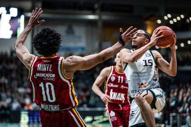 Jordan Roland Gladiators Trier in duel with Davion Mintz Fitness First Wuerzburg Baskets , Vet Concept Gladiators Trier vs Fitness First Wuerzburg Baskets, Basketball, easyCredit BBL, Matchday 27, Season 2025 2026, 01 04 2026 Vet Concept Gladiators Trier vs Fitness First Wuerzburg Baskets, Basketball, easyCredit BBL, Matchday 27, Season 2025 2026, 01 04 2026 Copyright: xEibner-Pressefoto AlexanderxNeisx EP_ANS