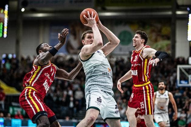 Marten Linssen Gladiators Trier in a duel with Eddy Edigin Jr Fitness First Wuerzburg Baskets and Alen Pjanic Fitness First Wuerzburg Baskets , Vet Concept Gladiators Trier vs Fitness First Wuerzburg Baskets, Basketball, easyCredit BBL, Matchday 27, Season 2025 2026, 01 04 2026 Vet Concept Gladiators Trier vs Fitness First Wuerzburg Baskets, Basketball, easyCredit BBL, Matchday 27, Season 2025 2026, 01 04 2026 Copyright: xEibner-Pressefoto AlexanderxNeisx EP_ANS