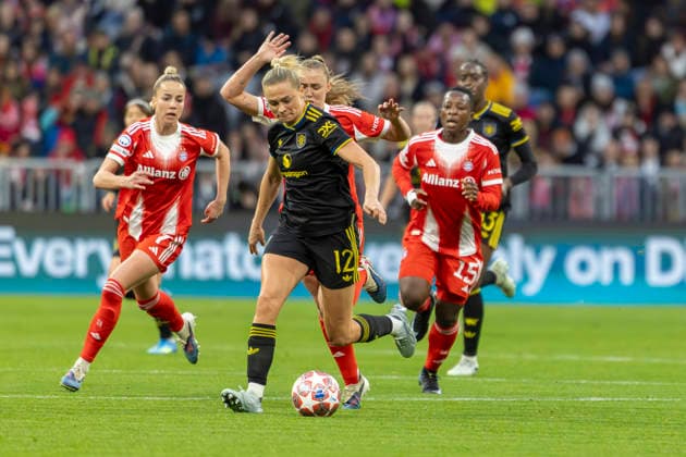 Munich, Germany 01 April 2026 UEFA Womens Champions League 2025 2026 quarter-final FC Bayern Munich vs Manchester United In the picture from left in the duel Georgia Stanway FCB and Fridolina Rolfö Rolfoe Man Utd Allianz Arena Bayern Copyright: xFotostandx xSchäferx