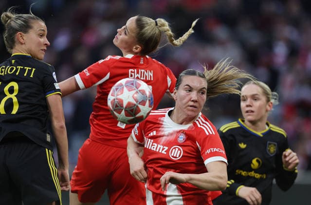 Julia Zigiotti Olme - Gwinn - Gilles Vanessa , FC Bayern München Manchester United, ManU Frauen , Viertelfinale , Women Champions League , Fußball , in den Allianz Arena Stadion , in München , Bayern , Deutschland. April 01 , 2026 . Photo by: Davide Elias IPA Photo Pressefoto DENL Copyright: xDavidexEliasx