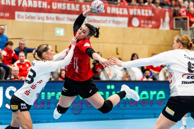 01.04.2026, GER, Handball, Frauen, Saison 2025 2026, Alsco 1.Bl, 20.Spieltag, Thueringer HC - BSV Sachsen Zwickau Silje Brons Petersen (BSV Sachsen Zwickau), Natsuki Aizawa (Thueringer HC,23) 99947 Bad Langensalza Salza Halle Sporthalle Mehrz Thüringen Deutschland *** 01 04 2026, GER, Handball, Women, Season 2025 2026, Alsco 1 Bl, 20 Matchday, Thueringer HC BSV Sachsen Zwickau Silje Brons Petersen BSV Sachsen Zwickau , Natsuki Aizawa Thueringer HC,23 99947 Bad Langensalza Salza Halle Sporthalle Mehrz Thüringen Germany