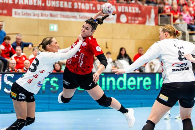 01 04 2026, GER, Handball, Women, Season 2025 2026, Alsco 1 Bl, 20 Matchday, Thueringer HC BSV Sachsen Zwickau Silje Brons Petersen BSV Sachsen Zwickau , Natsuki Aizawa Thueringer HC,23 99947 Bad Langensalza Salza Halle Sporthalle Mehrz Thüringen Germany