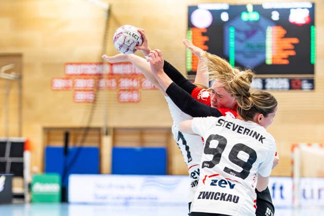 01 04 2026, GER, Handball, Women, Season 2025 2026, Alsco 1 Bl, 20 Matchday, Thueringer HC BSV Sachsen Zwickau Rome Steverink BSV Sachsen Zwickau , Charlotte Kaehr BSV Sachsen Zwickau , Csenge Kuczora Thueringer HC,59 99947 Bad Langensalza Salza Halle Sporthalle Mehrz Thüringen Germany